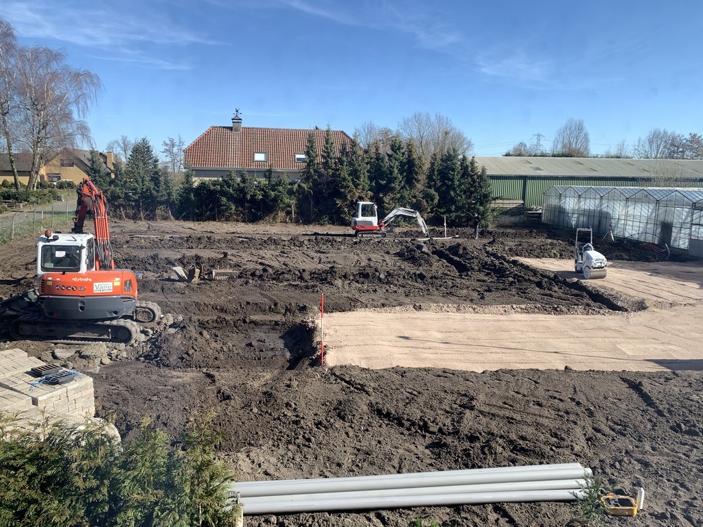 Uitgraven van de puinbaan zodat de klinkers een stevige ondergrond krijgen.